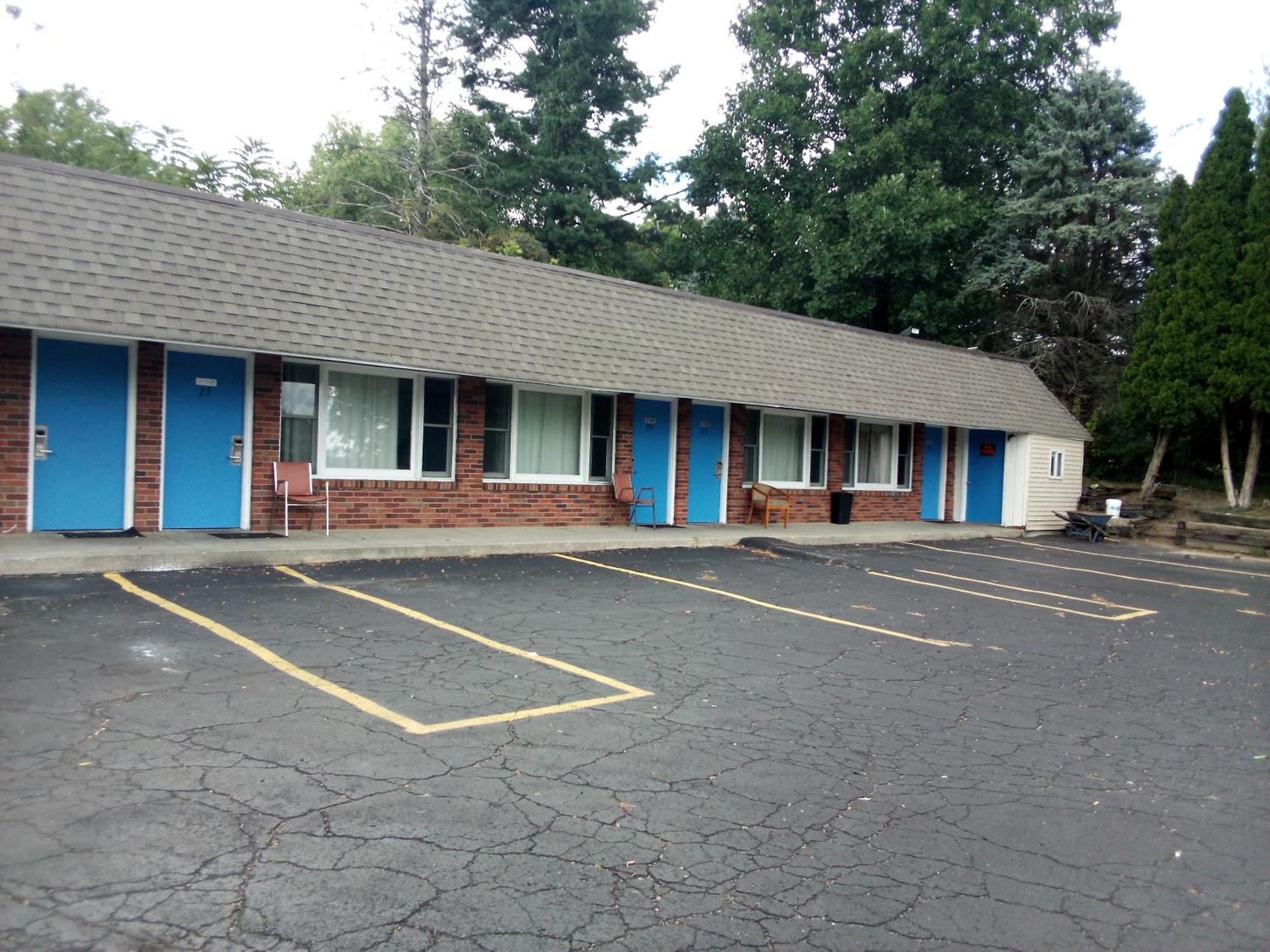 Baw Beese Inn Hillsdale Exterior foto